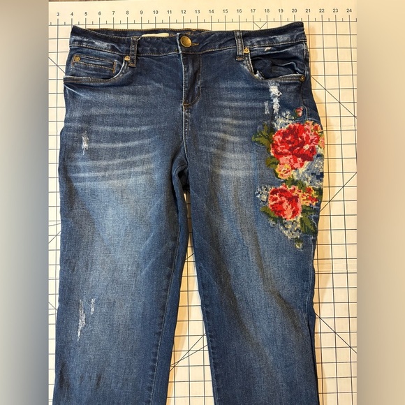 Kut From The Kloth Women’s Size 8 Floral Embroidered Catherine Boyfriend Jeans - Picture 2 of 12